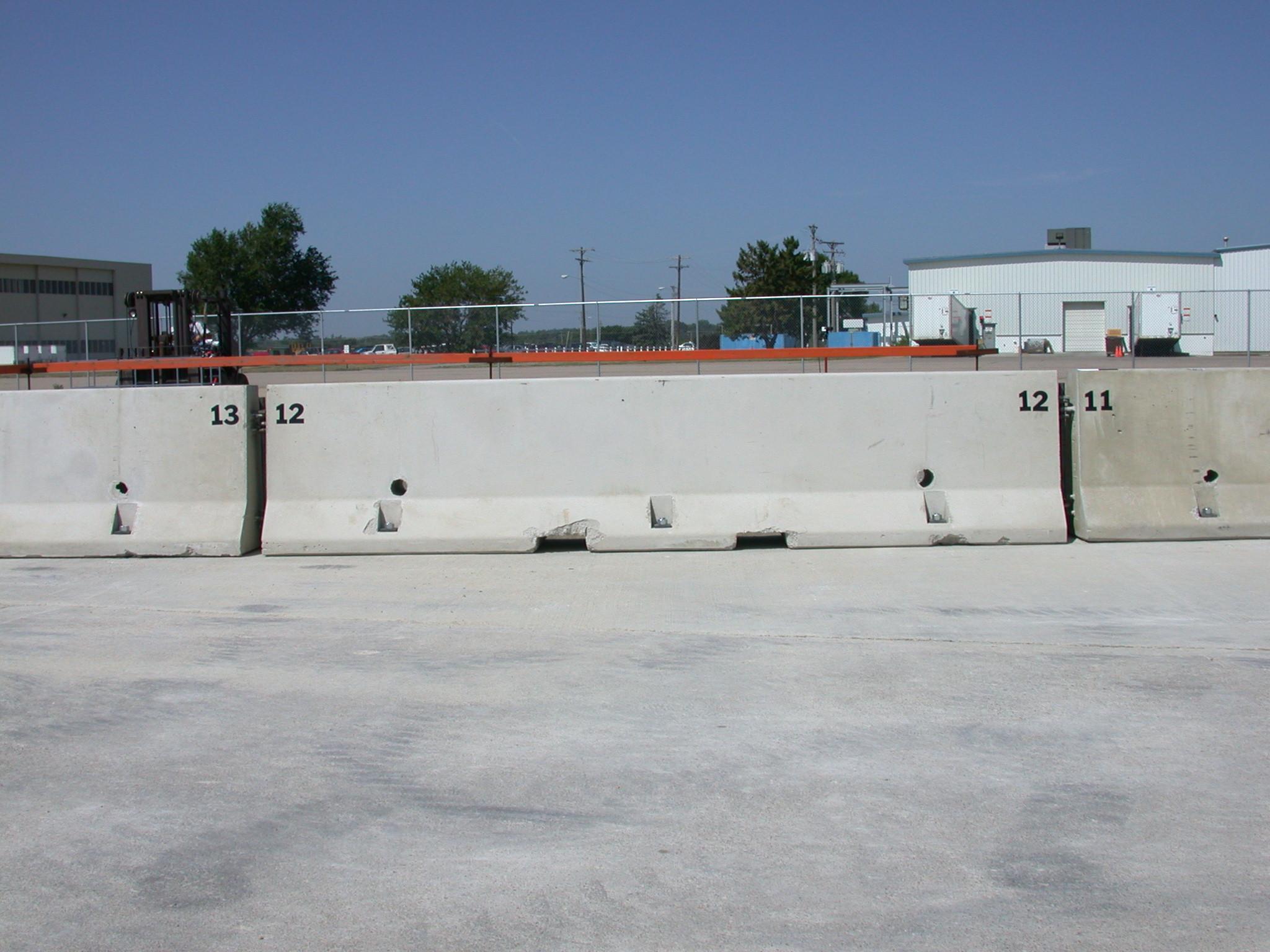 Bolted Down Temporary F Shape Concrete Barrier Task Force 13